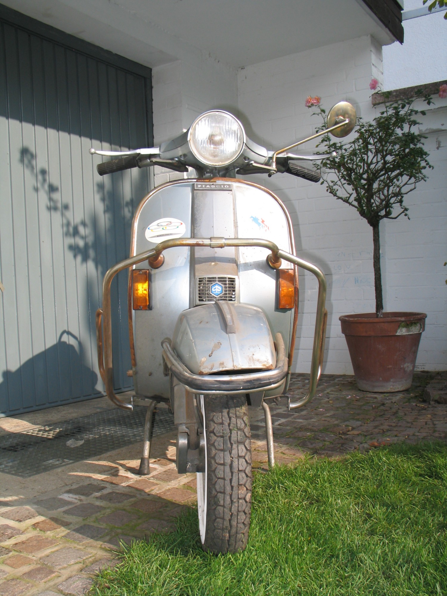 2009-10-30 Stephan und Vespa vor erster Wäsche (nach erstem Rostabschliff)089~1