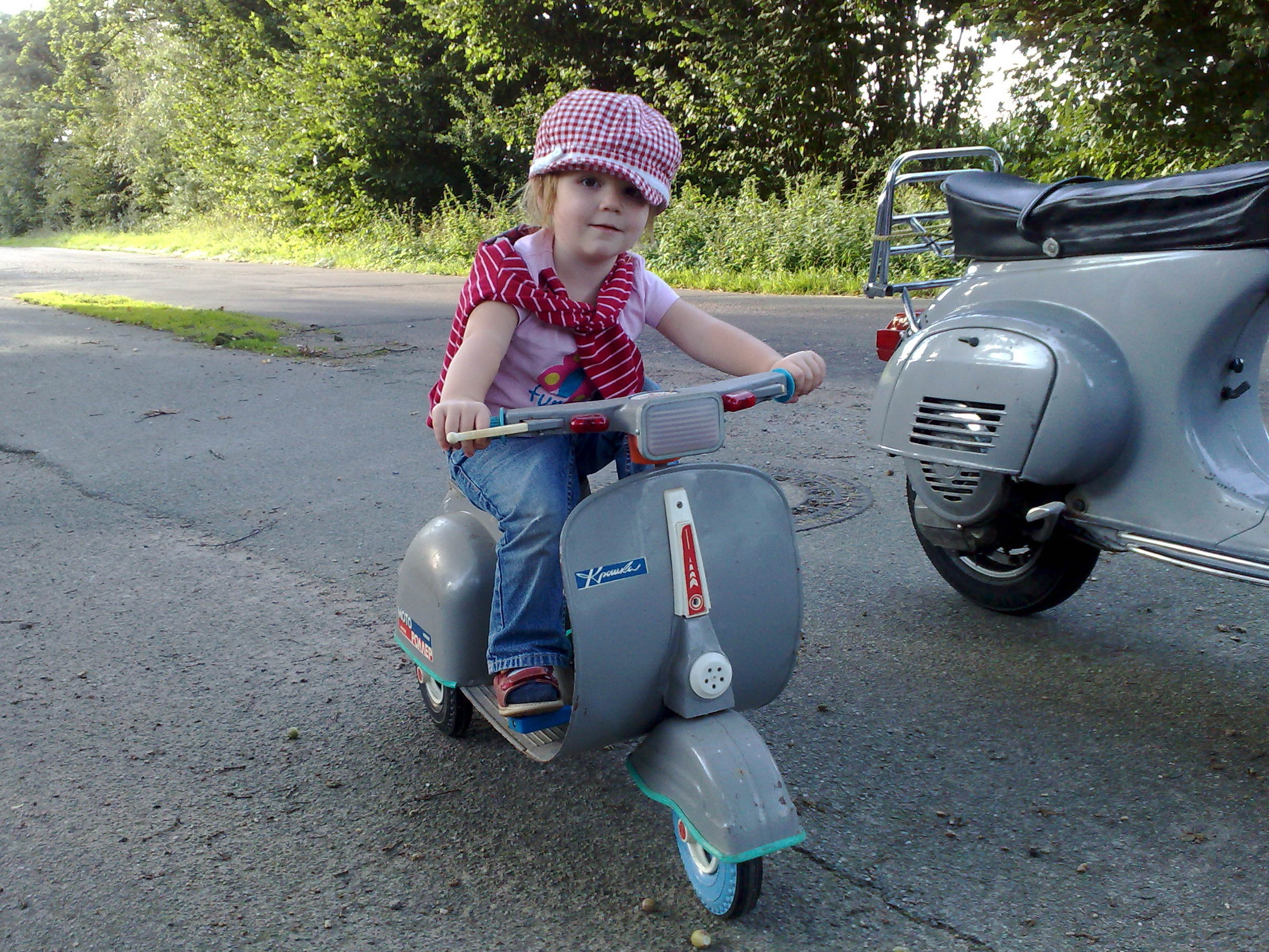 Tochter mit "Vespa"